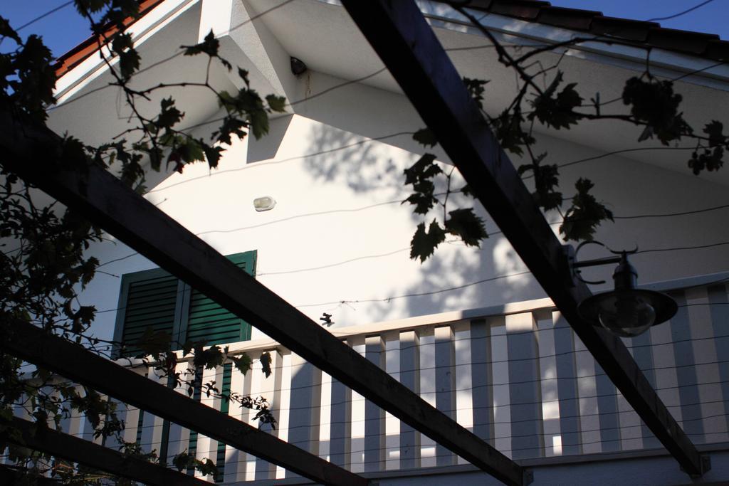 Apartments Vila Oksana Mimice Exterior foto